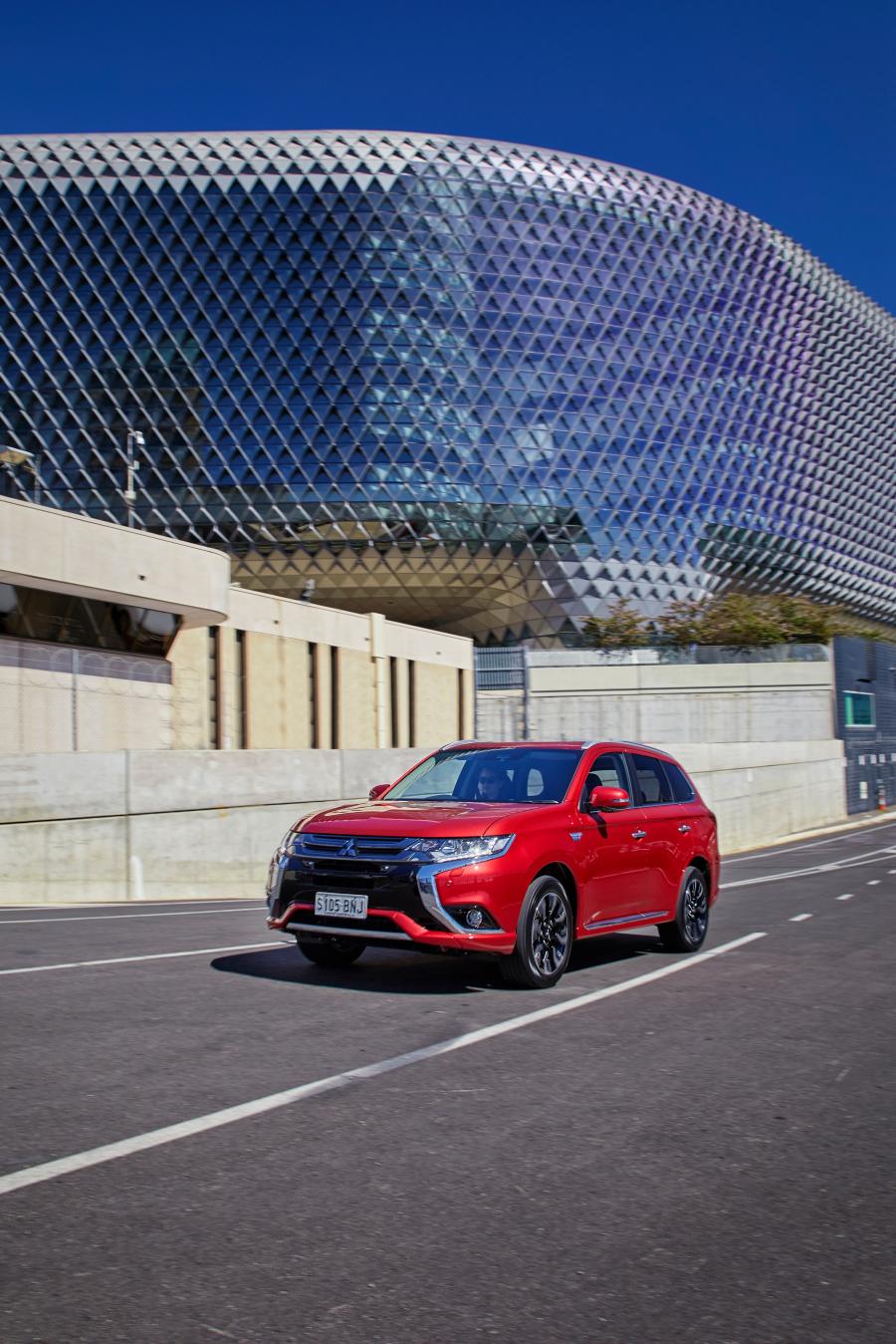  Mitsubishi Outlander PHEV 2017 года  (AU) (фото 27 из 35)
